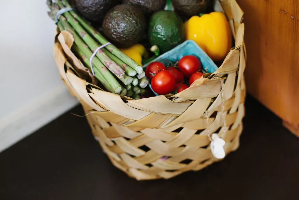 Panier en osier rempli de fruits et de légumes après des courses