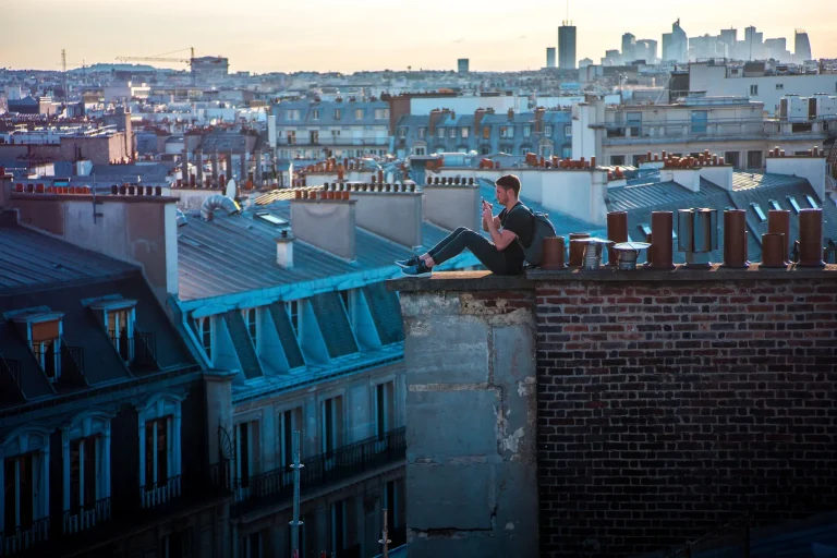 Toits et façades d’immeubles parisiens