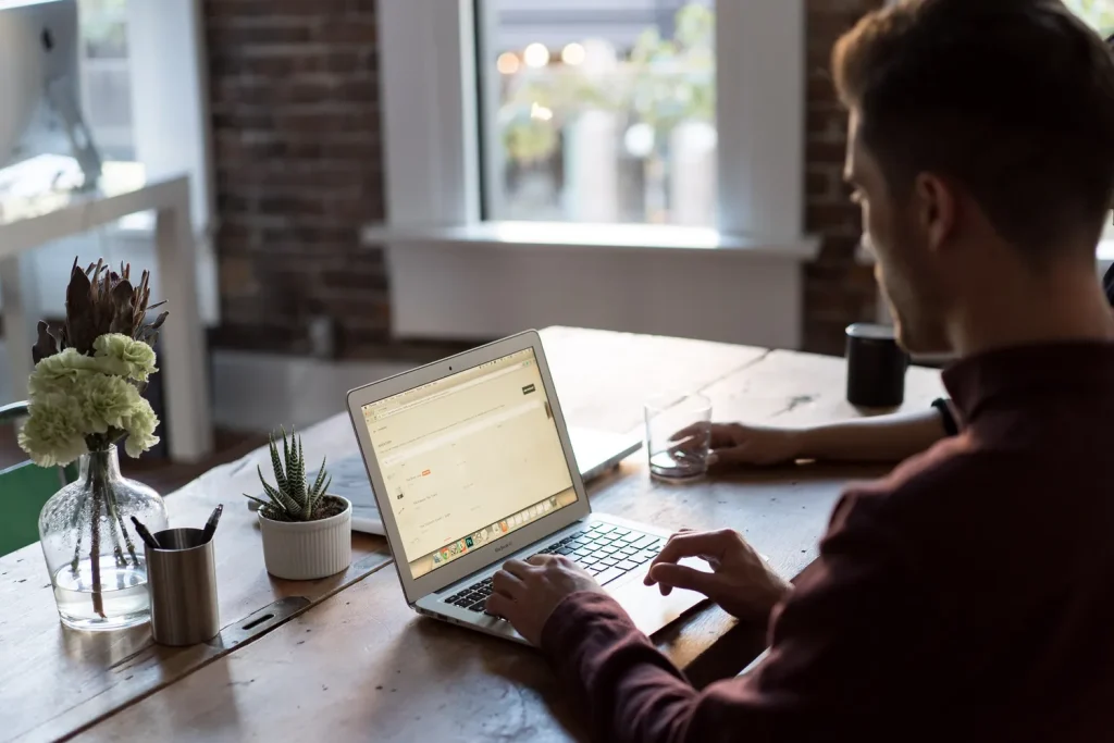 Un salarié travaille sur un ordinateur portable à son bureau