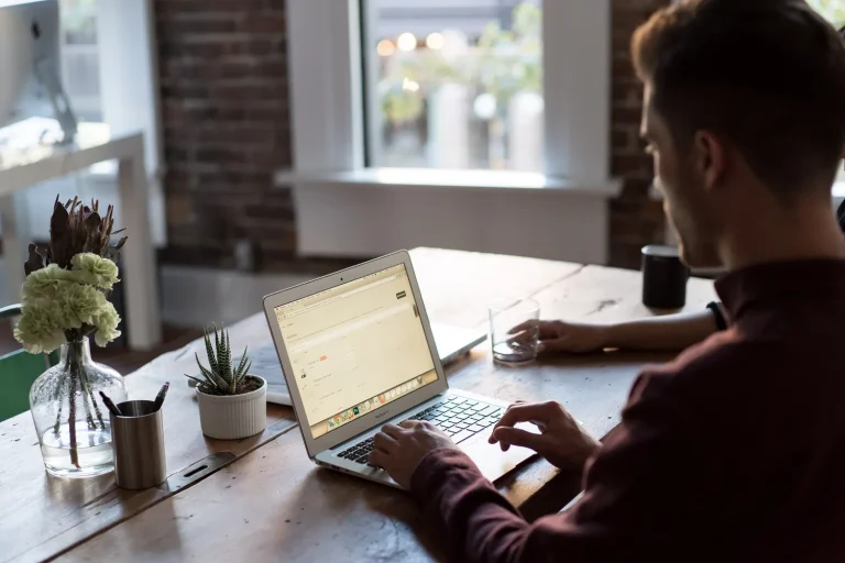Un salarié travaille sur un ordinateur portable à son bureau