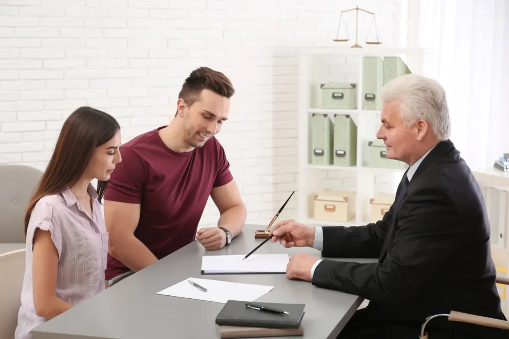 Couple reçu par un notaire pour le règlement d'une succession