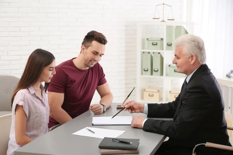 Couple reçu par un notaire pour le règlement d'une succession