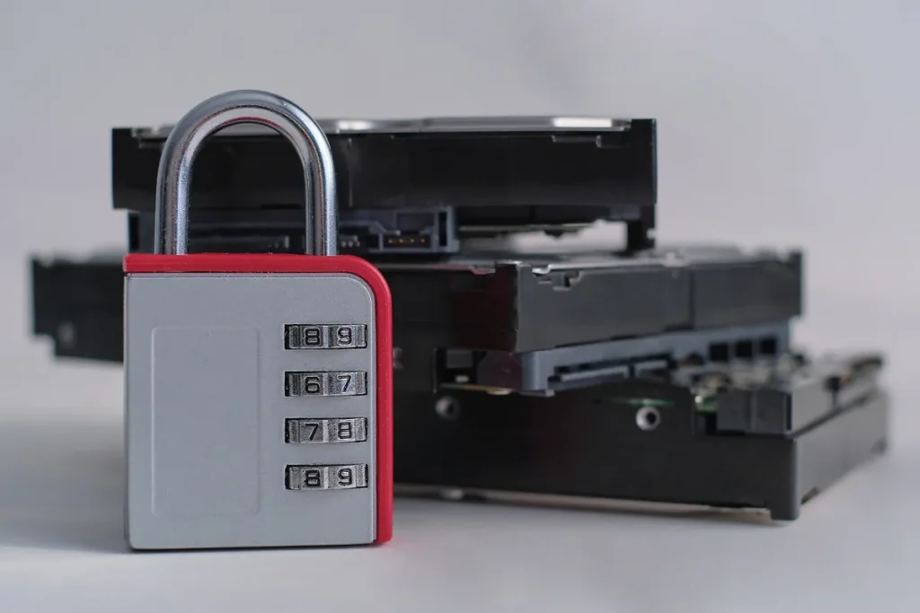 Cadenas posé sur des disques durs, protection des données personnelles d'un site