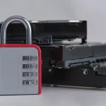 Cadenas posé sur des disques durs, protection des données personnelles d'un site