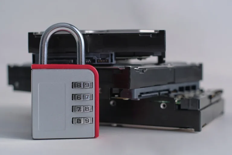 Cadenas posé sur des disques durs, protection des données personnelles d'un site