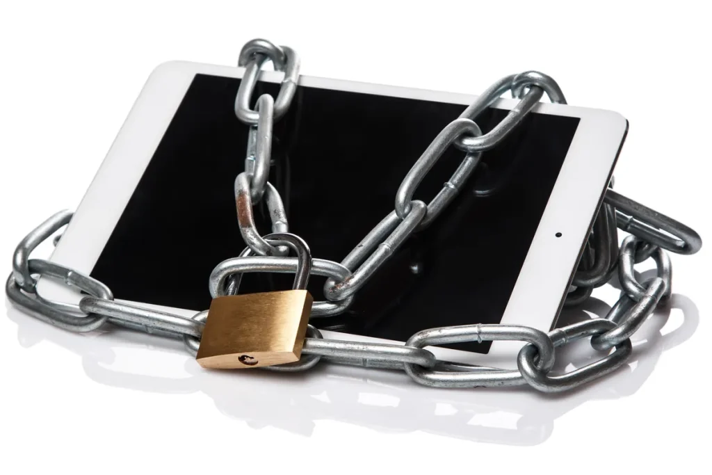 Tablette verrouillée par une chaîne et un cadenas, image des verrous numériques DRM