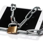 Tablette verrouillée par une chaîne et un cadenas, image des verrous numériques DRM