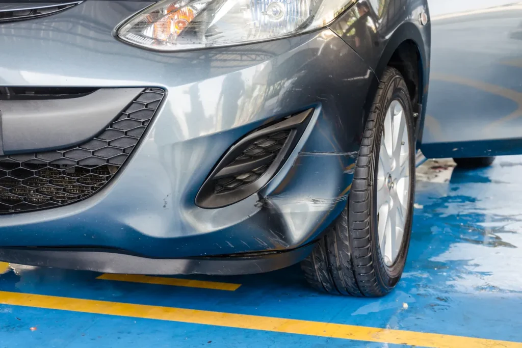 Pare-chocs de voiture endommagé, dommage ouvrant droit à un dédommagement