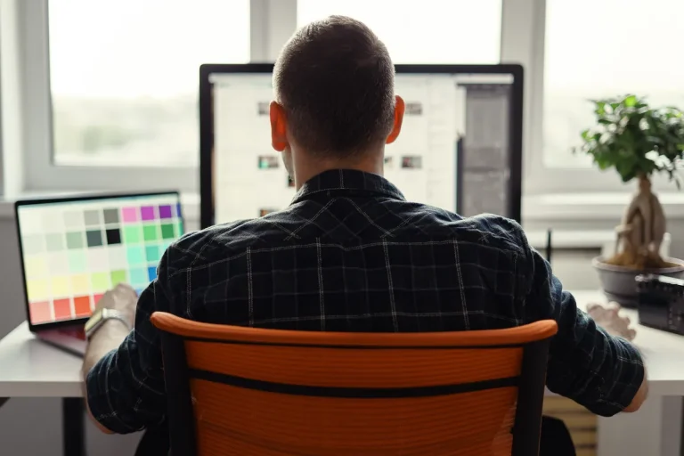 Homme travaillant sur un site web depuis son ordinateur dans un bureau lumineux