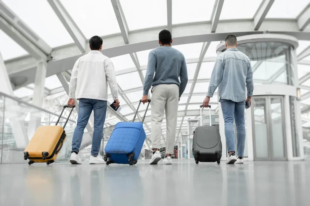 Voyageurs avec leurs valises dans un terminal d'aéroport