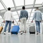 Voyageurs avec leurs valises dans un terminal d'aéroport