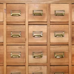 Tiroirs de classement en bois à poignées en laiton