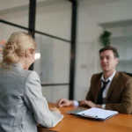 Entretien d'embauche dans un bureau avant la déclaration préalable à l'embauche