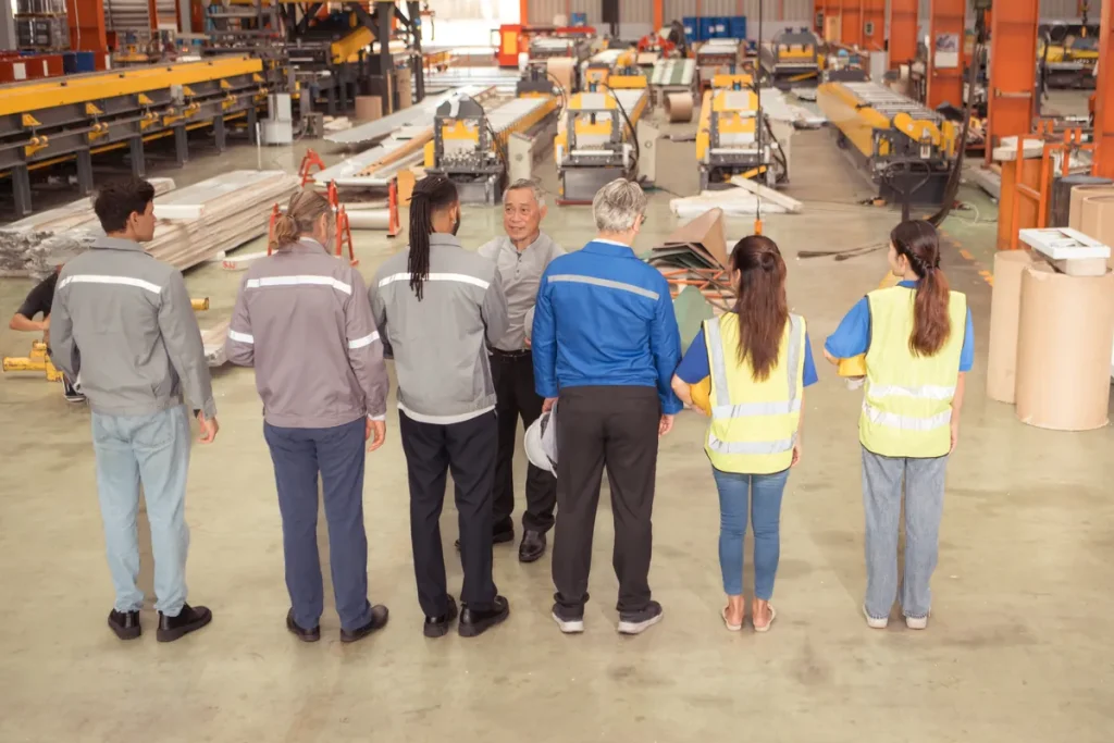 Salariés d'usine réunis pour échanger, rôle des représentants du personnel
