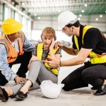 Salariée secourue par un collègue après un accident du travail dans un entrepôt