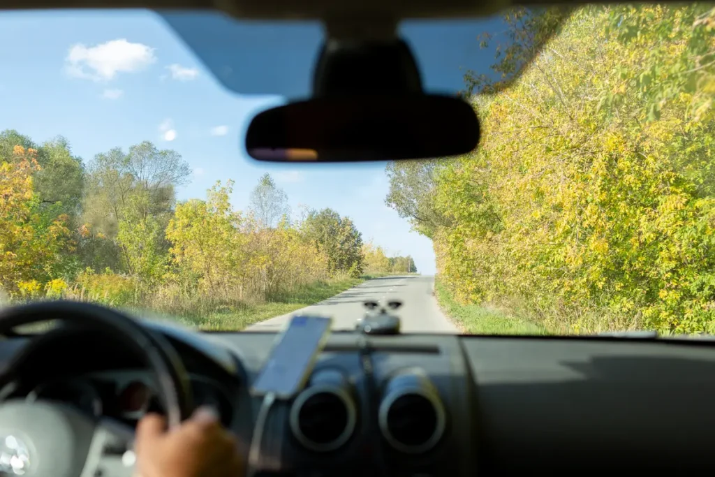 Conduite d'une voiture sur une route de campagne, trajet donnant droit à des frais kilométriques