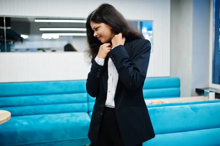 Jeune femme en blazer dans un bureau moderne, tenue vestimentaire professionnelle