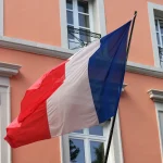 Drapeau français flottant sur la façade d'un bâtiment public