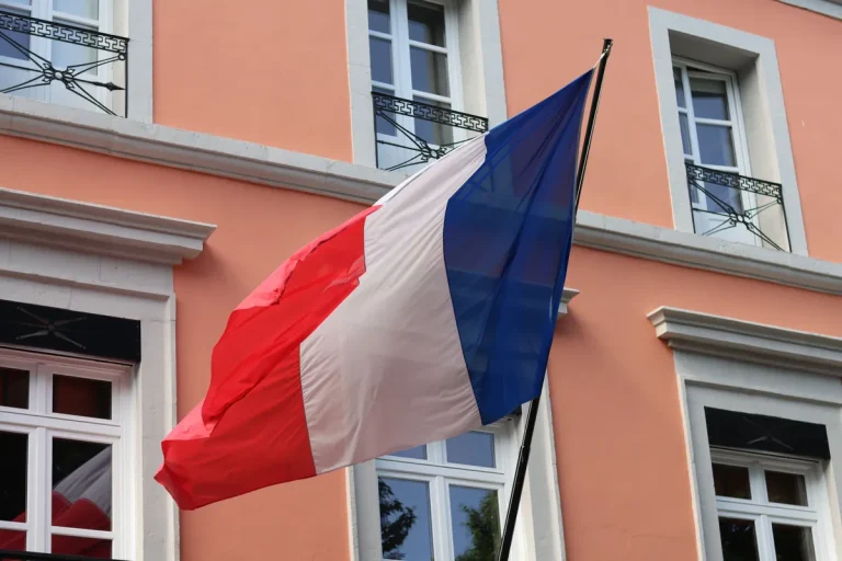 Drapeau français flottant sur la façade d'un bâtiment public