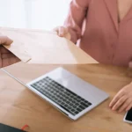 Salarié remettant une enveloppe à son employeur, comme une lettre de démission