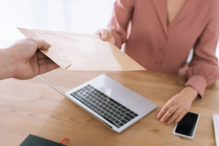 Salarié remettant une enveloppe à son employeur, comme une lettre de démission