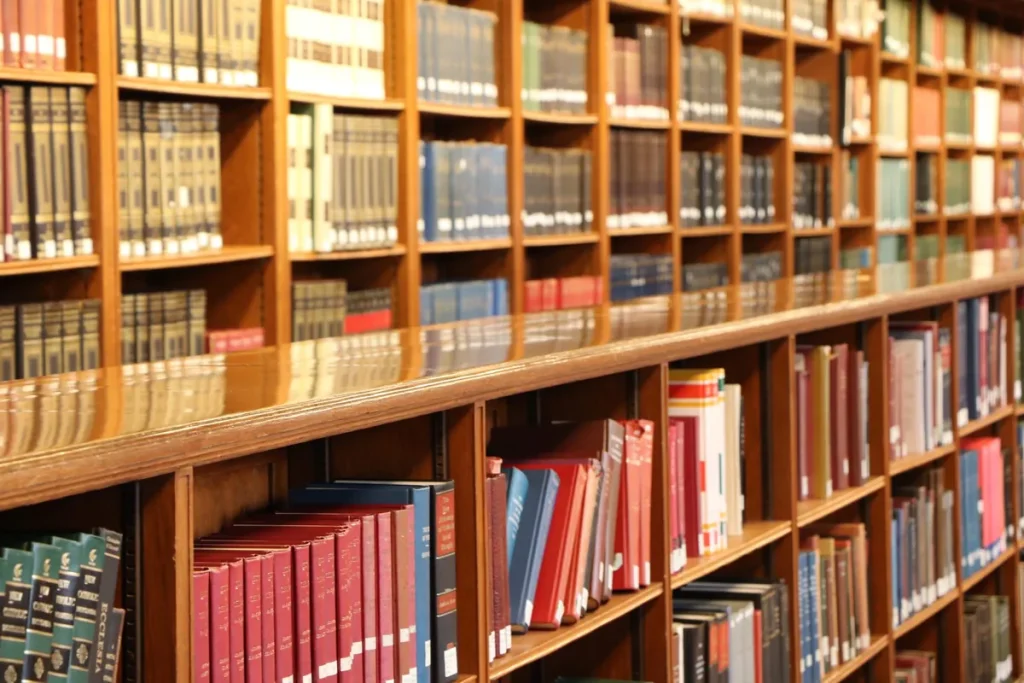 Rayonnages de livres dans une bibliothèque, sources de la jurisprudence
