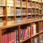 Rayonnages de livres dans une bibliothèque, sources de la jurisprudence