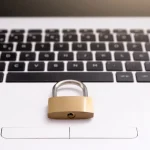 Cadenas posé sur un ordinateur portable, symbole de la protection des données RGPD
