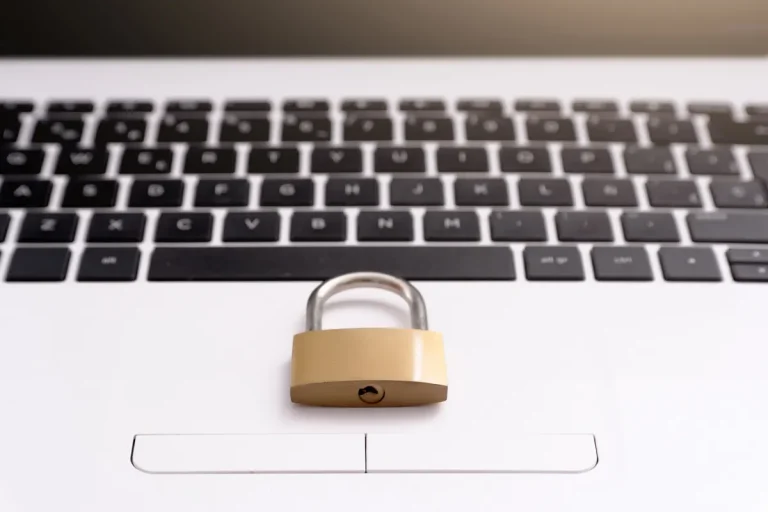 Cadenas posé sur un ordinateur portable, symbole de la protection des données RGPD