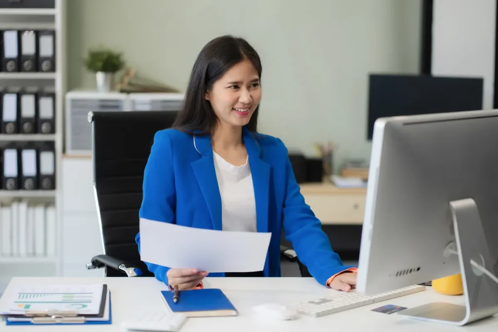 Employée des ressources humaines travaillant sur ordinateur à son bureau