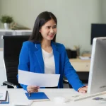 Employée des ressources humaines travaillant sur ordinateur à son bureau