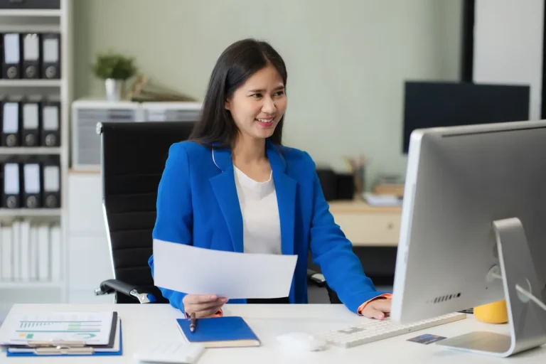 Employée des ressources humaines travaillant sur ordinateur à son bureau