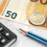 Billets en euros et calculatrice pour calculer une prime de licenciement