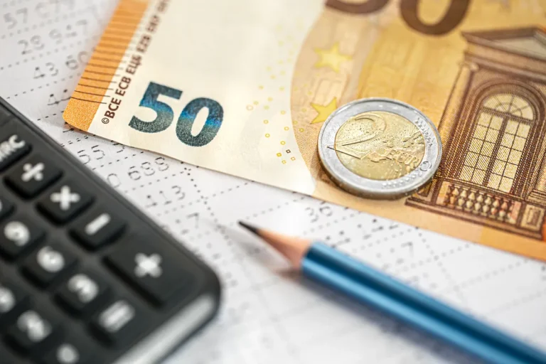 Billets en euros et calculatrice pour calculer une prime de licenciement