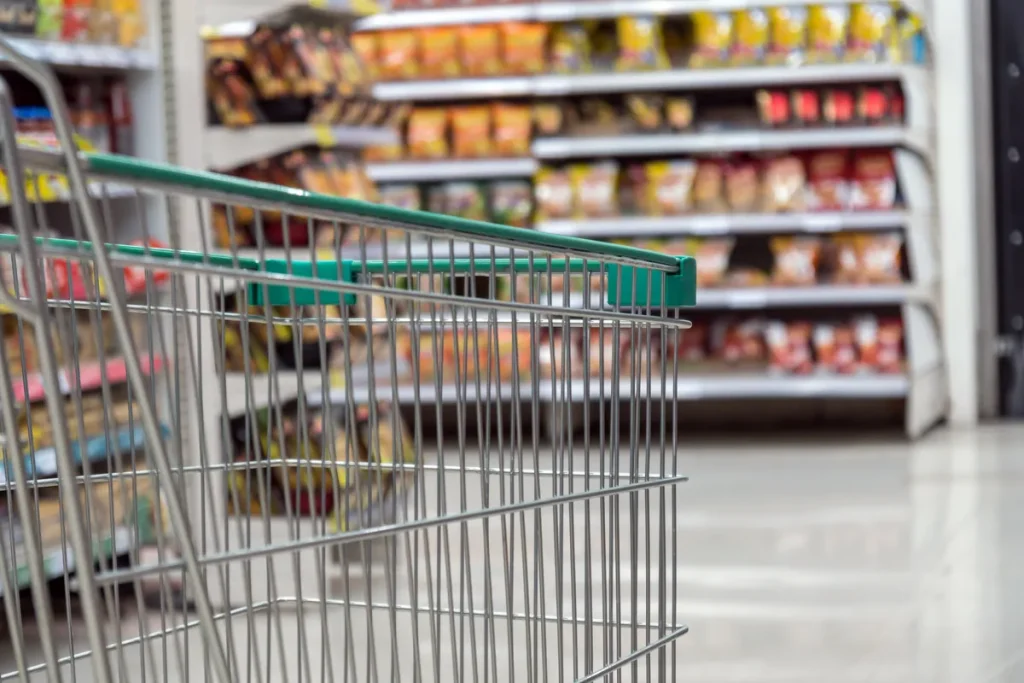 Chariot de courses dans un rayon de supermarché