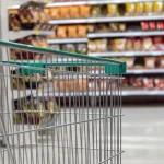 Chariot de courses dans un rayon de supermarché