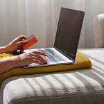 Paiement en ligne par carte bancaire sur un ordinateur portable, achat soumis aux CGV