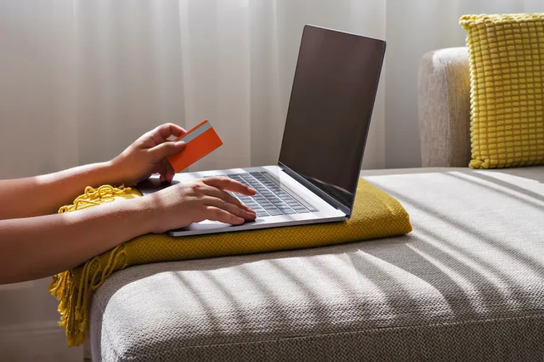 Paiement en ligne par carte bancaire sur un ordinateur portable, achat soumis aux CGV