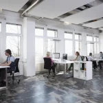 Salariés travaillant sur ordinateur dans un open space, concernés par les ordonnances Macron