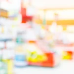 Rayonnages flous d'un magasin, affichage des prix