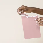 Mains déchirant une feuille de papier, image de la résiliation d'un contrat
