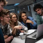 Équipe de développeurs réunie autour d'un ordinateur portable