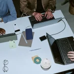Développeurs collaborant sur leurs ordinateurs portables à un bureau partagé
