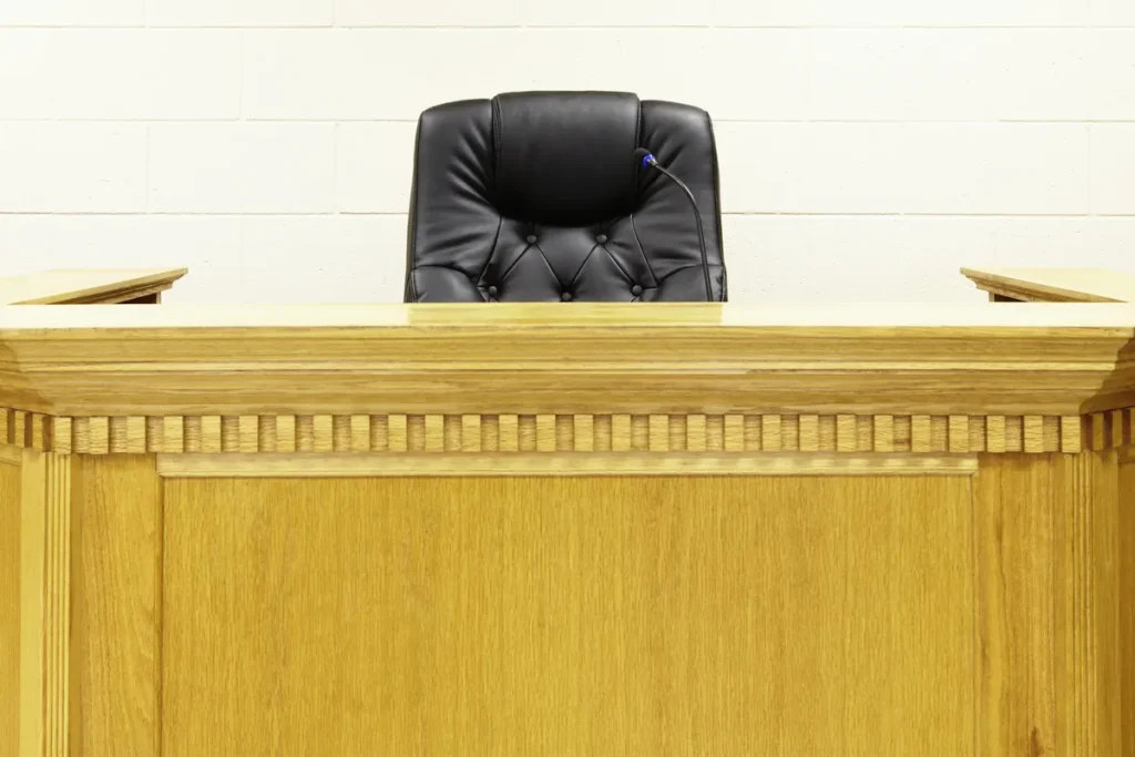 Siège du juge vide dans une salle d'audience