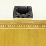 Siège du juge vide dans une salle d'audience