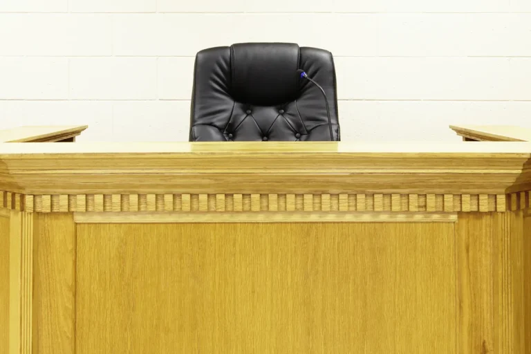Siège du juge vide dans une salle d'audience