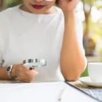 Femme examinant un contrat à la loupe pour repérer des clauses abusives