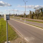 Radar de vitesse au bord d'une route ensoleillée