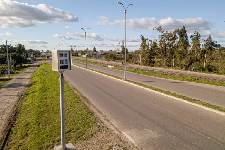 Radar de vitesse au bord d'une route ensoleillée