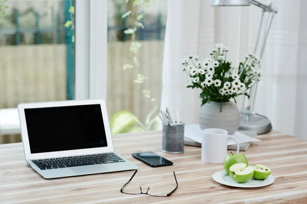 Bureau avec ordinateur portable et smartphone, appareils couverts par un forfait
